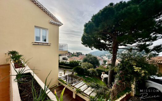 Renovated 2 bed garden apartment with sea views near Col de Villefranche