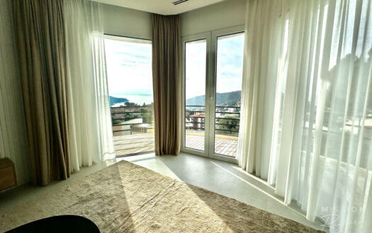 Newly renovated 2 bed apartment with sea views close to Col de Villefranche