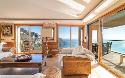 Luxury 6 bedroom villa with panoramic sea views close to historic Èze village