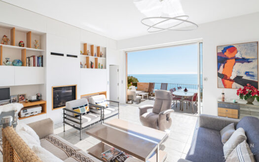 Well appointed 5 bed villa in Èze Bord de Mer with sea view and rooftop pool